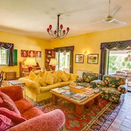 Guia Sleeps 10 Pool Air Con Wifi Villa